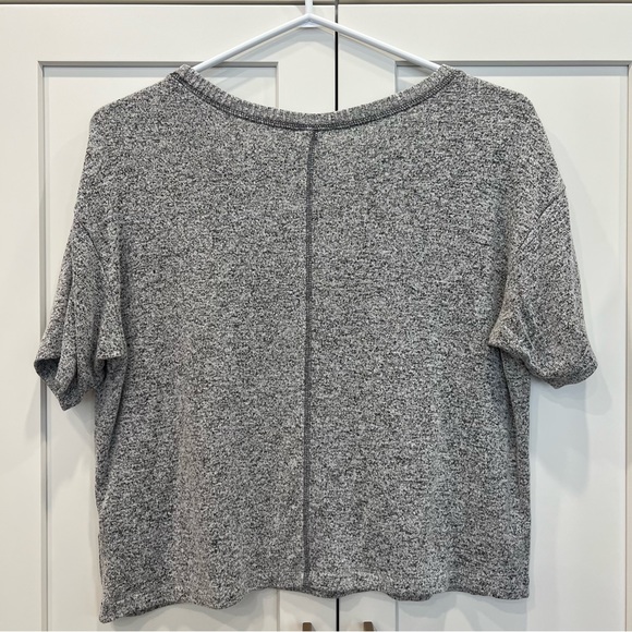 Old Navy Cropped T Shirt - Picture 3 of 4